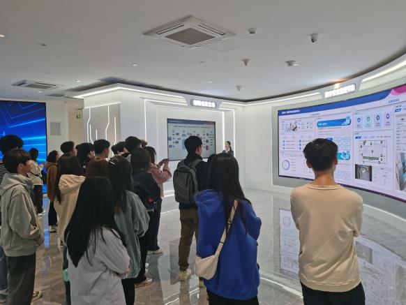 7458778781bf5dc75f96f745f4822ce